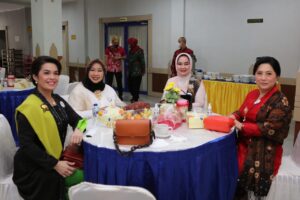 Riana Sari Arinal Ikuti Parade Kebaya Bersama Ibu Negara Iriana Joko Widodo 