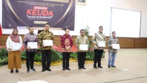 Dirjen Bina Keuda Fatoni, Berikan Penghargaan Pegawai Teladan, BerAKHLAK dan Berprestasi