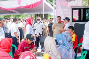 KTP dan Kartu Keluarga (KK) Gratis dan Langsung Jadi, Bupati Winarti Disambut Penuh Dengan Sukacita Di Kecamatan Gedung Meneng, Kabupaten Tulang Bawang