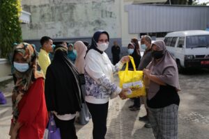 Ibu Riana Sari Arinal dan Jajaran TP-PKK Provinsi Lampung Gelar Bakti Sosial dalam Rangka Hari Ibu ke-94
