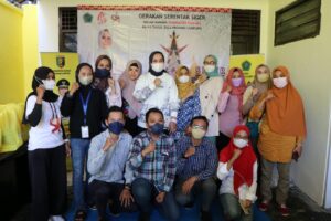 Peringatan Hari Ibu ke-94 dan Hari AIDS se-Dunia, LKKS Provinsi Lampung Serahkan Bantuan Program SIGER