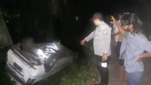 Polisi Olah TKP Kecelakaan Yang Akibatkan Lima Orang LR di Penawartama