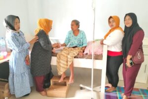 Ibu dan Kader Sakit, Ketua TP PKK Datang Menjenguk