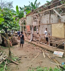 Warga Talang Ulu Ramai Ramai Sambangi Rumah Ibu Saeni, Ini Yang Dilakukan