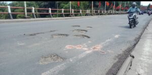 Jalan Berlubang di Jembatan Way Seputih Membahayakan Pengendara