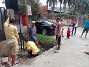 Warga Way Lunik Gotong Royong Bangun Portal Jalan