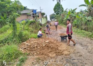 Jalan Raya Suban Rusak, Pemdes Tanjung Baru Timbun Sementara Dengan Sabes