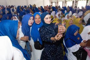 Diserbu Ibu – Ibu, Putri Zulkifli Hasan Justru Senang