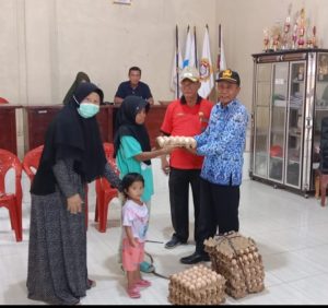 Ikut Entaskan Stunting, Disnakkeswan Lamsel Bagikan Ratusan Butir Telur ke Pemdes Tanjung Baru
