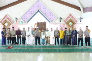 Kapolres Tulang Bawang Sholat Subuh Berjamaah Bersama Warga, Ini Tujuannya
