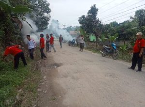 Aksi Jumat Bersih, Seluruh Aparatur Desa Tanjung Baru Turun Ke Jalan