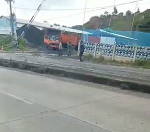 Dikeluhkan Pengguna Jalan, Aktifitas Kendaraan Perusahaan Stockpile Batu Bara Diduga Jadi Penyebab Jalan Soekarno Hatta Becek dan Berdebu