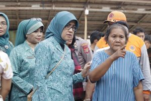 Ketua Tim Penggerak PKK Kabupaten Tulang Bawang Berikan Perhatian Pada Korban Bencana Banjir