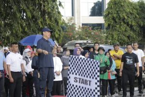 Pj. Bupati Tulang Bawang Drs. Qudrotul Ikhwan, MM Membuka Acara Jalan Sehat Dalam Rangka Memperingati Hut Kabupaten Tulang Bawang Ke-26 Tahun 2023