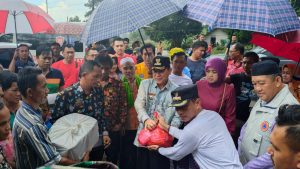 Peduli Korban Bencana Banjir, Pj. Bupati Tulang Bawang Bapak Drs Qudrotul Ikhwan MM Bagikan Sembako