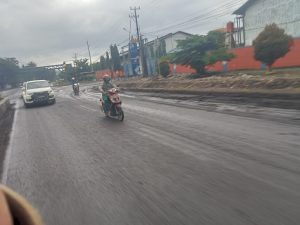 Ceceran Tanah di Jalan Yos Sudarso Masih Menghantui Pengendara