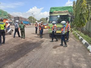 Tim Gabungan Tertibkan Parkir Liar di Jalan Yos Sudarso