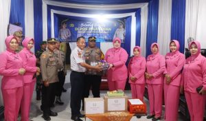 Kunjungi Pos Pam dan Pos Yan, Kapolres bersama Ketua Bhayangkari Cabang Tulang Bawang Juga Berikan Bingkisan