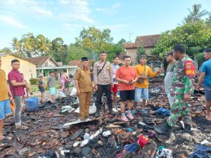 Camat Merbau Mataram Kunjungi Korban Kebakaran di Kampung Sawah