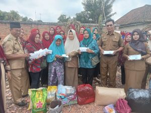 Bantu Korban Kebakaran, Emak-Emak Galang Donasi Ke Rumah Warga