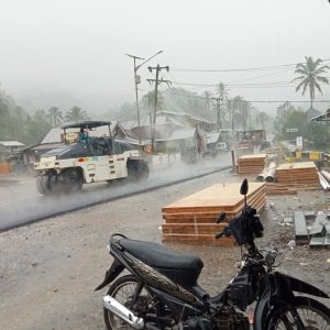 Pengaspalan di Ruas Jalan Liwa-Krui Dilakukan Saat Hujan, Kualitas Diragukan
