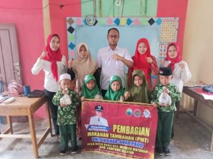 Sambangi Anak TK Ke Sekolah, Ini Yang Dilakukan Kades Baru Ranji