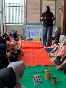 Mak Ganjar Ajarkan Warga Cara Membuat Celengan dari Kardus Bekas 