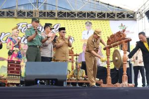 Meriahkan HUT Lamteng Ke-77, Bupati Musa Ahmad Buka Festival Kopiah Emas