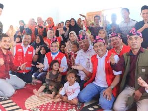 Ketua PMI Lampung Serahkan Bantuan Ke Korban Bencana Alam Kampung Dadap Jajar