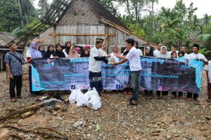 Nelayan Ganjar Berikan Bantuan untuk Korban Banjir Bandang di Tanggamus
