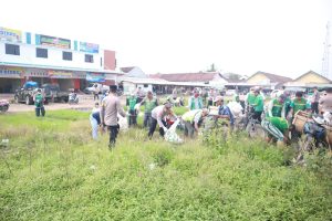 Polres Tulang Bawang Bersama TNI dan Warga Bersihkan Sampah di Terminal Pasar Unit 2