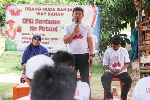 Orang Muda Ganjar Serap Aspirasi dan Beri Sejumlah Bantuan kepada Petani Karet di Way Kanan