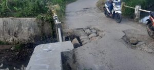 Warga Sidosari Natar Keluhkan Jalan berlubang dan Jembatan yang Hampir Ambruk, Sekda Segera Diperbaiki 