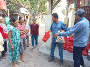 PT GML Kembali Bagikan Sembako Untuk Warga