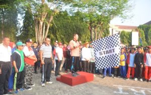 Pj Bupati Tuba Qudrotul Ikhwan Buka Pintu Start Jalan Sehat Dalam Rangka Menyambut HUT RI Ke-78