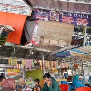 Warung Alun-Alun Kemalingan, Pedagang Kesal Campur Geregetan