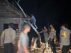 Polsek Tulang Bawang Tengah Bantu Warga Terdampak Angin Puting Beliung