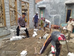 Peduli Tempat Ibadah, Bhabinkamtibmas Wonokerto membatu Warga Yang Sedang Membangun Mushola