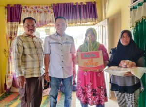 Sebelum Menjalankan Tugas Sebagai Anggota Dewan, Rutinitas Tosa Berbagi Rezeki Dengan Warga