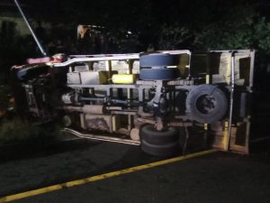 Hindari Mobil Innova, Truk Pengangkut Sayur Di Lambar Terbalik
