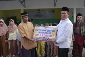 PJ Bupati Tulang Bawang Qudrotul Ikhwan Hadiri Safari Rahmadan Dan Penyerahan Bantuan Hibah Di Masjid Nur Iman Menggala