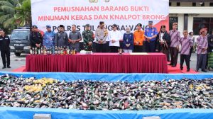 Jelang Hari Raya Idul Fitri 1445 H, Polres Tulang Bawang Musnahkan Ribuan Botol Miras dan Puluhan Knalpot Brong