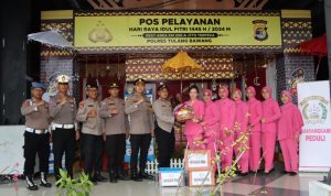 PC Bhayangkari Tulang Bawang Berikan Bingkisan Untuk Pos Pam dan Pos Yan Operasi Ketupat Krakatau 2024