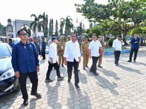 Tiba Menggunakan Heli Super Puma TNI AU,Presiden Jokowi Kunjungi Pasar Kotaagung dan RSUD Batin Mangunang