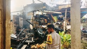 Polsek Talang Padang Identifikasi Kebakaran Rumah di Pekon Sinar Banten