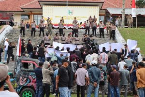 Polres Tanggamus Gelar Pengamanan Aksi Unjuk Rasa Aliansi Tanggamus Memanggil di DPRD dan Kejaksaan Negeri