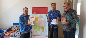 Dinas Perpustakaan dan Kearsipan Terima Buku Kajian Moral Pi’il Lima Perkara Dari Tokoh Adat Pesawaran