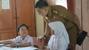 Disdikbud Lamteng Bagikan Seragam Sekolah Gratis