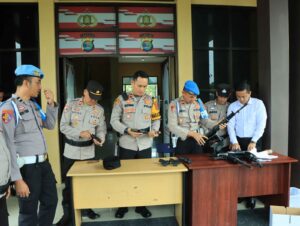 Wakapolres Tulang Bawang Barat Gelar Pemeriksaan dan Pengecekan Senpi Dinas Milik Personil