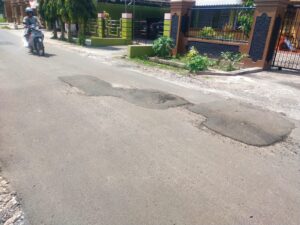 Kurangnya Pengawasan Dari Dinas Terkait, Pembangunan Jalan di Bandar Jaya Barat Dikerjakan Asal Jadi
